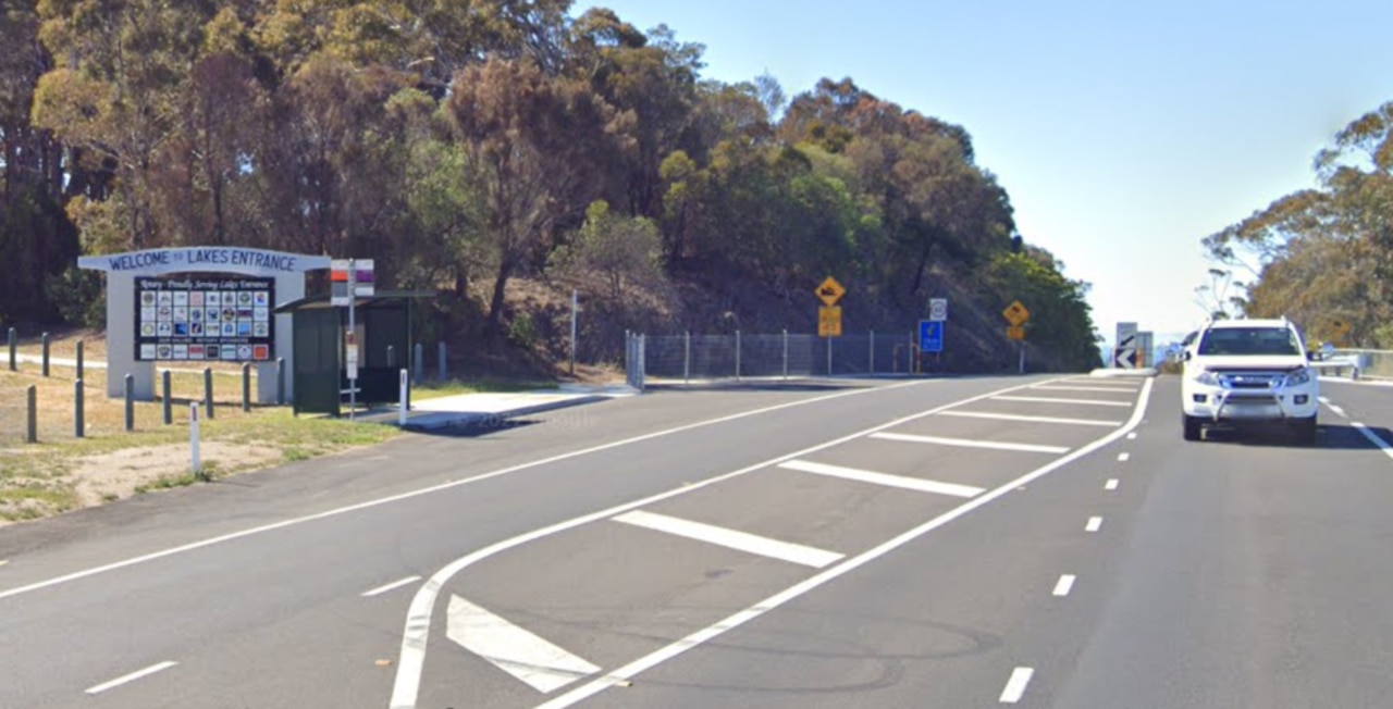 Man hospitalised after crash near Lakes Entrance