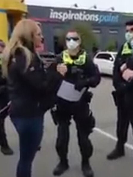 Bunnings Karen arguing with the police.