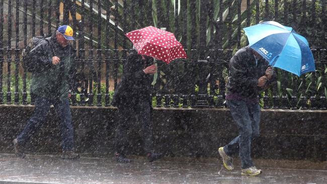 Winter keeps its icy grip on NSW: Tourists rescued in snow blizzard ...