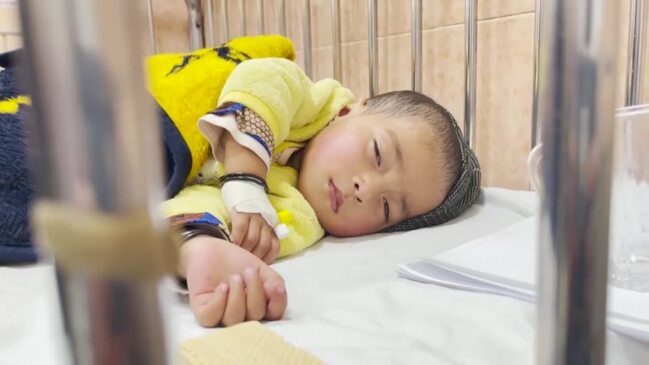 Children with pneumonia fill Kabul hospital ward