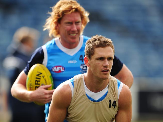 Cameron Ling keep an eye on Selwood.