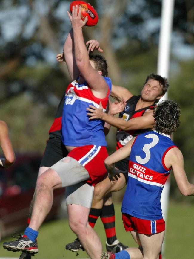 Shane Mumford takes a big grab for Bunyip before embarking on an AFL career.