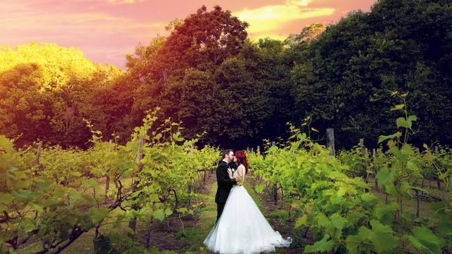 Sunset kisses: Katherine O’Reilly and Gregory Reedman (Ben Connolly Photography)
