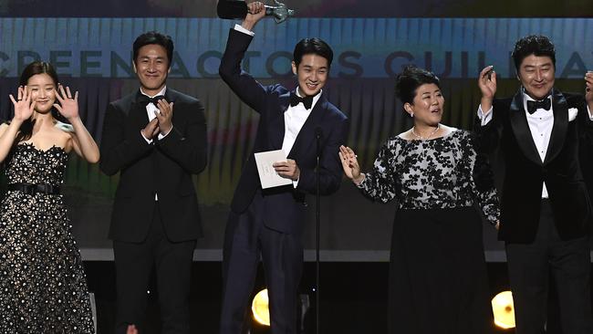 LOS ANGELES, CALIFORNIA - JANUARY 19: (L-R) So-dam Park, Sun-kyun Lee, Woo-sik Choi, Jeong-eun Lee, and Kang-ho Song accept Outstanding Performance by a Cast in a Motion Picture for 'Parasite' onstage during the 26th Annual Screen ActorsÂ Guild Awards at The Shrine Auditorium on January 19, 2020 in Los Angeles, California. 721359 (Photo by Kevork Djansezian/Getty Images for Turner)