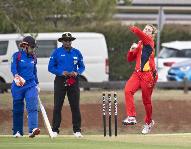 Jessica O'Reilly bowls for SA.