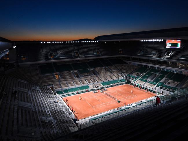 This picture taken at nightfall on May 31, 2021, shows the court Philippe Chatrier during the women's singles first round tennis match between Serena Williams of the US and Romania's Irina Begu on Day 2 of The Roland Garros 2021 French Open tennis tournament in Paris. (Photo by Anne-Christine POUJOULAT / AFP)