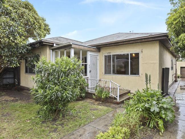 12 Anakie Rd, Bell Park, sold for $370,000.