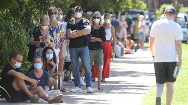 The queue for the pop-up COVID testing clinic at Avalon on Thursday. Picture: Tim Hunter