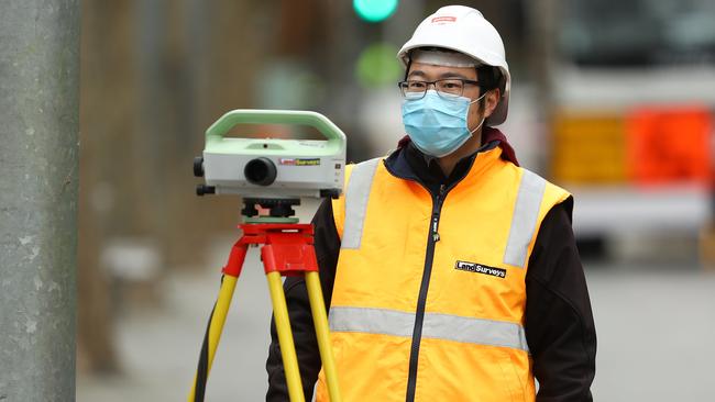 Construction workers must wear a face mask. Picture: Robert Cianflone/Getty Images.