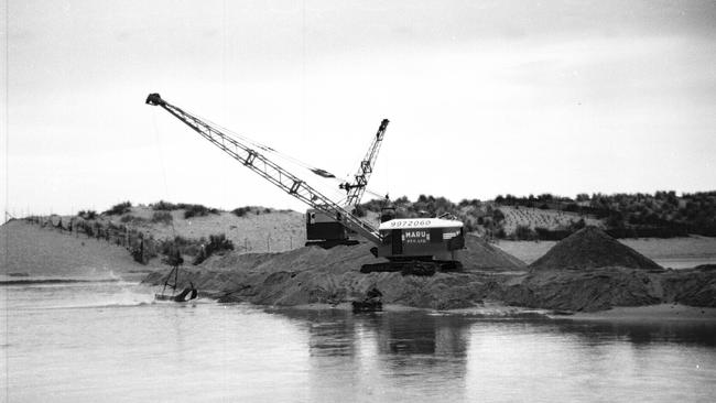 Sand being dredged from Narrabeen Lagoon east of the Ocean St bridge in April 1979. Photo Manly Daily