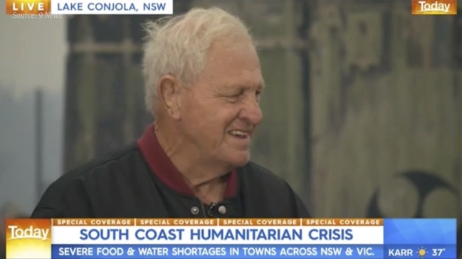 Rugby legend Ron Coote's wife jumps in lake to survive fires (9 News)