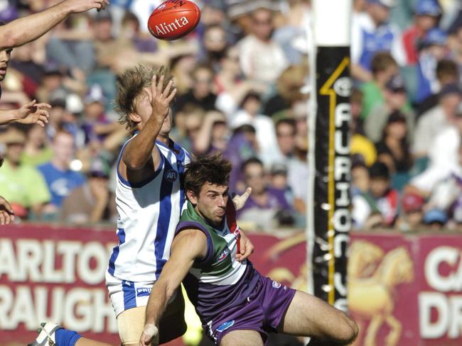 Jess Sinclair and Heath Black compete for the ball in 2006.