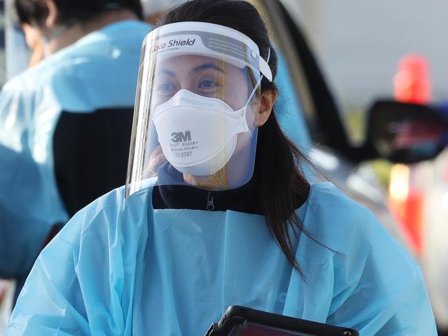 MELBOURNE, AUSTRALIA - NewsWire Photos, OCTOBER 6, 2021. Melbourne continues in a COVID-19 lockdown. People line up in their cars to be COVID tested at Albert Park. Picture: NCA NewsWire / David Crosling