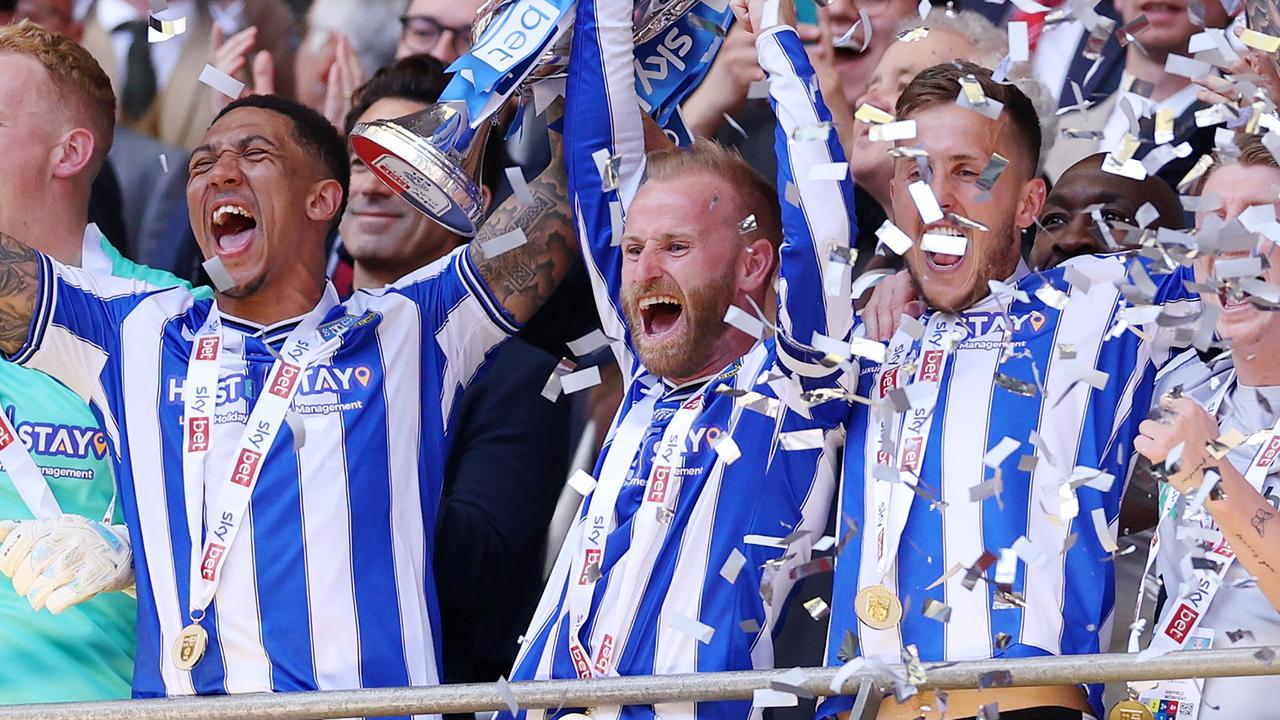 LONDON, ENGLAND - MAY 29: Liam Palmer and Barry Bannan of Sheffield Wednesday celebrate while holding the trophy alongside their teammates after the team's victory and promotion to the Sky Bet Championship in the Sky Bet League One Play-Off Final between Barnsley and Sheffield Wednesday at Wembley Stadium on May 29, 2023 in London, England. (Photo by Richard Heathcote/Getty Images)