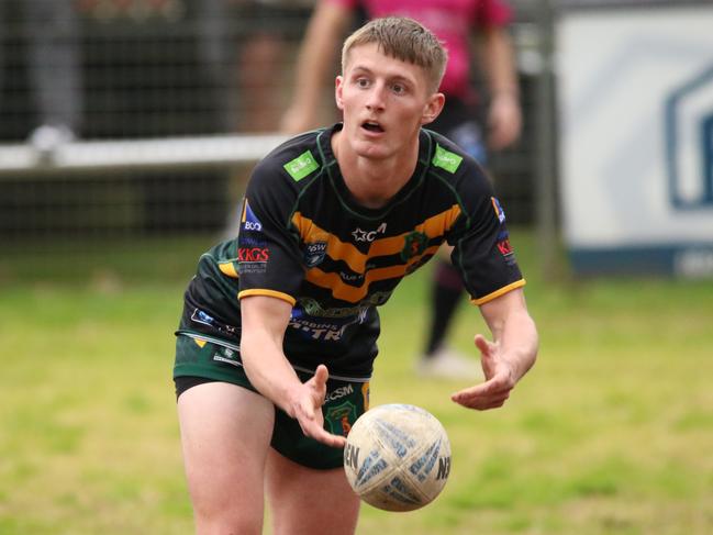 Mittagong’s David Eccleston fires off a pass. Picture: Warren Gannon Photography