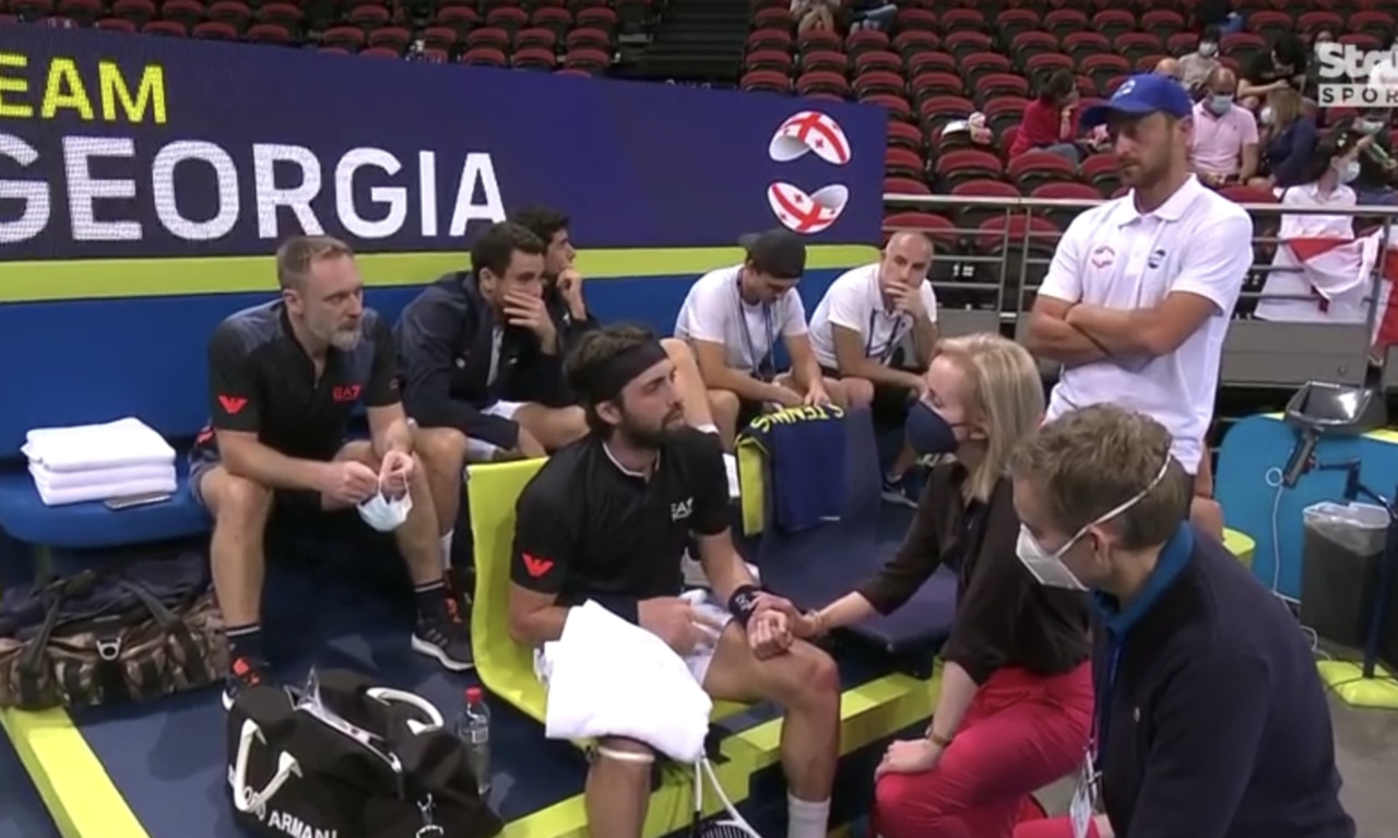 Nikoloz Basilashvili lucha por respirar contra Stefanos Tsitsipas, se cancela el partido entre Georgia y Grecia