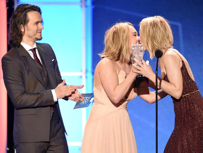 Rachel McAdams accepts the Best Acting Ensemble award for Spotlight from actors Jonathan Jackson and Hayden Panettiere.