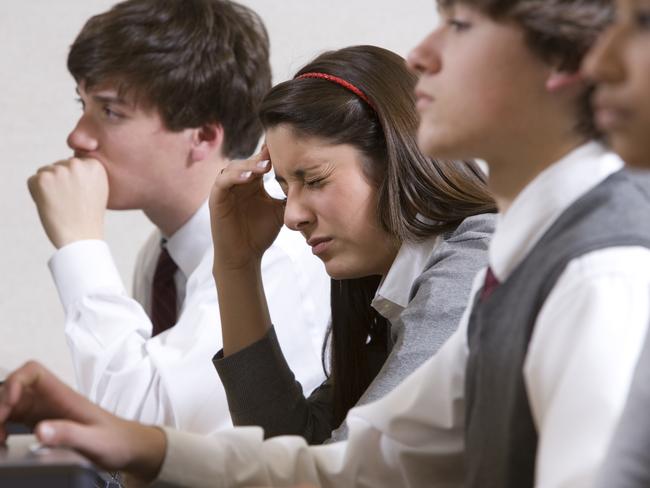 f05assess. School children working in computer lab. Thinkstock