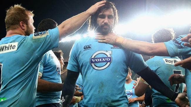 SYDNEY, AUSTRALIA - JUNE 27: Jacques Potgieter of the Waratahs is clapped off the field by team mates after the Super Rugby Semi Final match between the Waratahs and the Highlanders at Allianz Stadium on June 27, 2015 in Sydney, Australia. (Photo by Cameron Spencer/Getty Images)