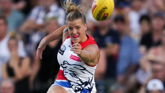 Bulldog Hannah Scott played on at almost every opportunity from a kick-out on Saturday night. Picture: Getty