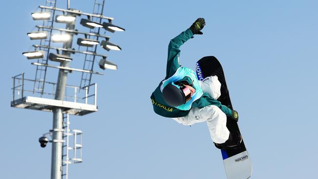 Tess Coady soars into the stratosphere during the Women's Snowboard Big Air final