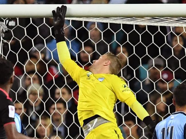 Sydney FC goalkeeper Andrew Redmayne (C) blocks a shot from Arsenal players in their football friendly played in Sydney on July 13, 2017. / AFP PHOTO / WILLIAM WEST / -- IMAGE RESTRICTED TO EDITORIAL USE - STRICTLY NO COMMERCIAL USE --