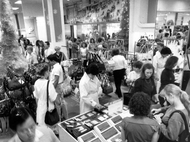 Melburnians doing their Christmas shopping in 1985. 