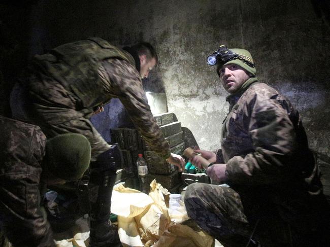 Servicemen of the Ukrainian Military Forces prepare their equipment to repel a tank attack on a position in the Lugansk region. Picture: Anatolii Stepanov / AFP