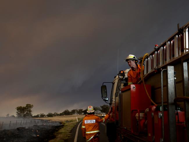 Fire crews approach the blackened skies over Dunedoo. Picture: Jeremy Piper.