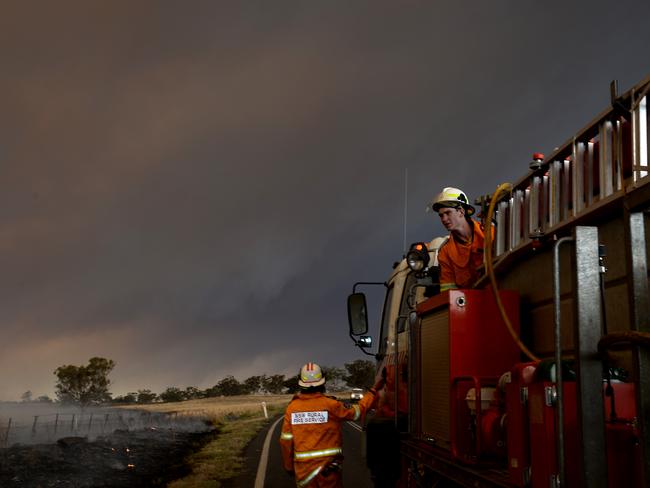 Fire crews approach the blackened skies over Dunedoo. Picture: Jeremy Piper.