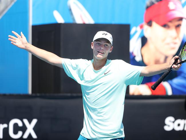 Cruz Hewitt trains with Alex de Minaur. Picture: Mark Stewart