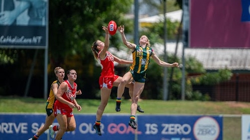 Waratah and PINT players going for the ball during Round 6 of the NTFL 2024-25 season. Picture: Pema Tamang Pakhrin