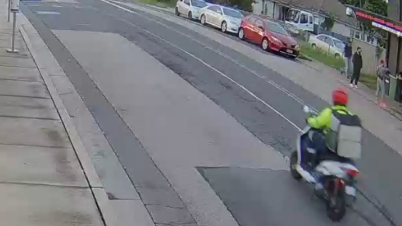 嫌疑人驾驶白色摩托车行驶时的闭路电视监控。图片：提供/新南威尔士州警方