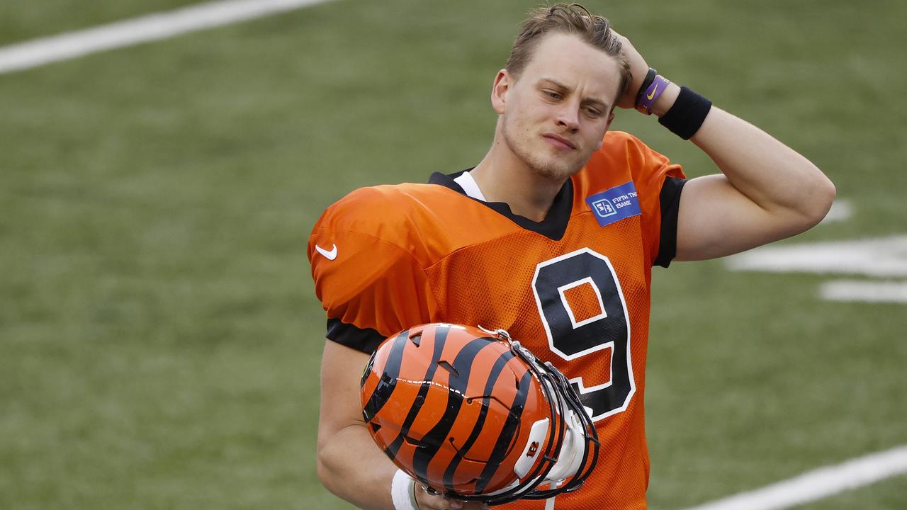 Cincinnati Bengals Joe Burrow in action, huddles the offense vs News  Photo - Getty Images