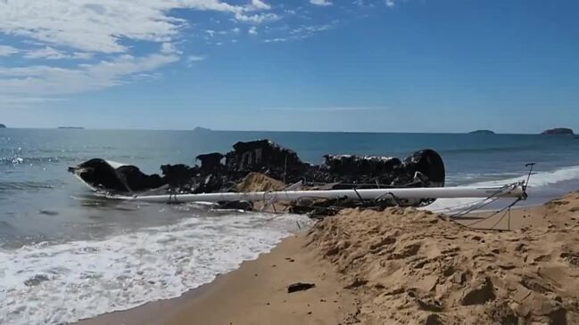 Stricken yacht Scoundrel burnt out on Main Beach, Emu Park