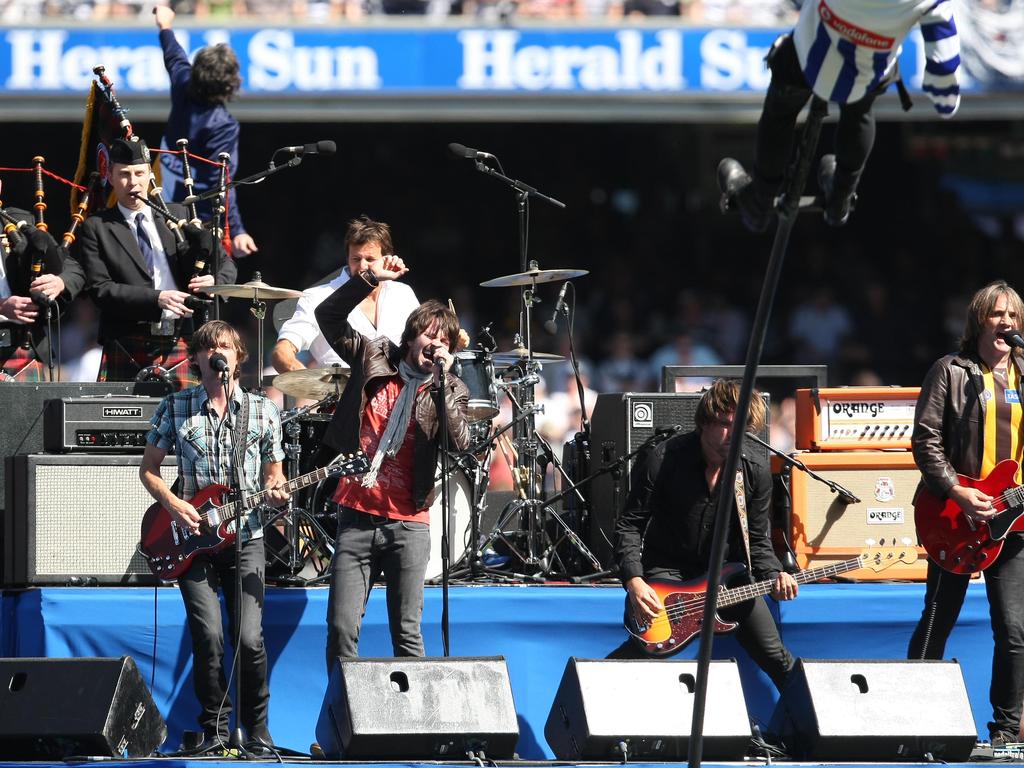 Powderfinger performed the pre-match entertainment at the 2008 grand final.