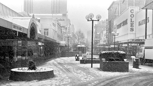 Historical Mercury Archives File picture Weather Snow Fall in Hobart 25/07/1986 snow to sea level when it snowed on the streets of Hobart, the biggest snowfall since 1921, Elizabeth Mall, Negative number T3954/32