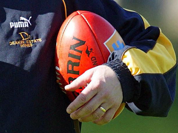 JUNE 7, 2004 : Coach Peter Schwab during Hawthorn AFL training at Glenferrie Oval in Melbourne, 07/06/04. Pic Michael Klein.Australian Rules P/