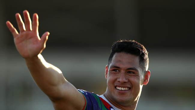 TAMWORTH, AUSTRALIA – AUGUST 29: Roger Tuivasa-Sheck of the Warriors thanks the crowd after winning the round 16 NRL match between the New Zealand Warriors and the Newcastle Knights at Scully Park on August 29, 2020 in Tamworth, Australia. (Photo by Mark Kolbe/Getty Images)