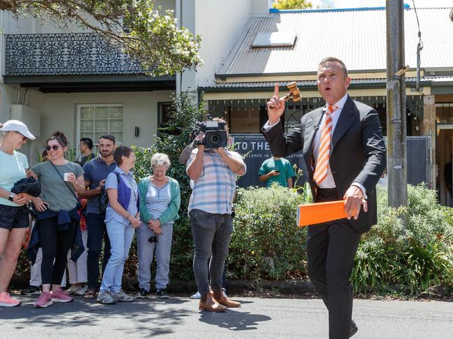 WEEKEND TELEGRAPHS. CHECK WITH JEFF DARMANIN BEFORE USE. Property auctions. A huge crowd turned to watch the auction of 68 Gerard St, Alexandria. Picture shows auctioneer Damien Cooley looking for bids. 10/02/2024. Picture by Max Mason-Hubers