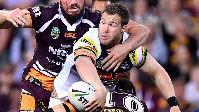 BRISBANE, AUSTRALIA — SEPTEMBER 15: Trent Merrin of the Panthers offloads during the NRL Semi Final match between the Brisbane Broncos and the Penrith Panthers at Suncorp Stadium on September 15, 2017 in Brisbane, Australia. (Photo by Bradley Kanaris/Getty Images)