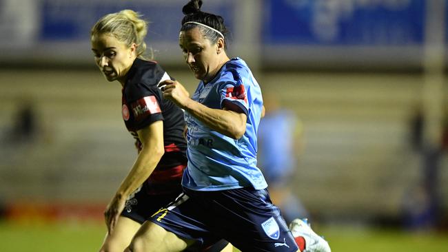 Lisa De Vanna (right) competes for possession against Olivia Price of the Wanderers back in 2017. Price is returning to her own club.