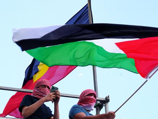 MELBOURNE AUSTRALIA - NewsWire Photos NOVEMBER 19, 2023: Palestinain supporters are seen during a rally in Melbourne.Picture: NCA NewsWire / Luis Enrique Ascui