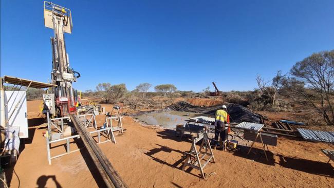 A diamond rig completing MWDD001 (foreground) and the RC rig starting drilling on a diamond pre-collar. Source: Strickland Metals' ASX announcement