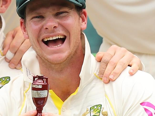 SYDNEY, AUSTRALIA - JANUARY 08:  The Australian team celebrate winning the Ashes series with a replica Ashes Urn during day five of the Fifth Test match in the 2017/18 Ashes Series between Australia and England at Sydney Cricket Ground on January 8, 2018 in Sydney, Australia.  (Photo by Cameron Spencer/Getty Images)