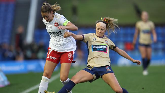 Amy Harrison of the Wanderers competes for the ball with Lorena Baumann. Photo by Scott Gardiner/Getty Images