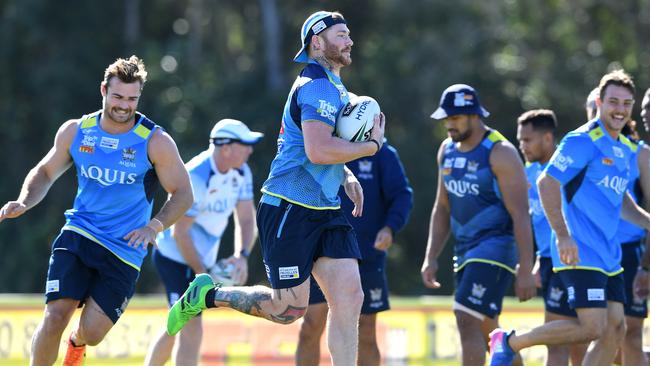 Chris McQueen (centre) during the Gold Coast Titans training session on the Gold Coast, Wednesday, July 19, 2017. (AAP Image/Dave Hunt) NO ARCHIVING