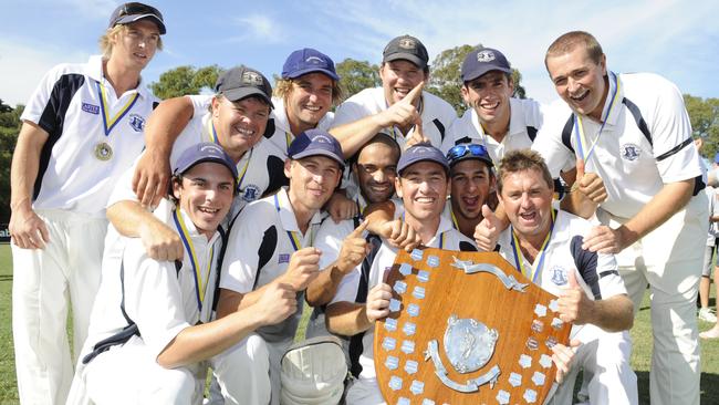 Heatherdale holding the Ray McIntosh Shield.