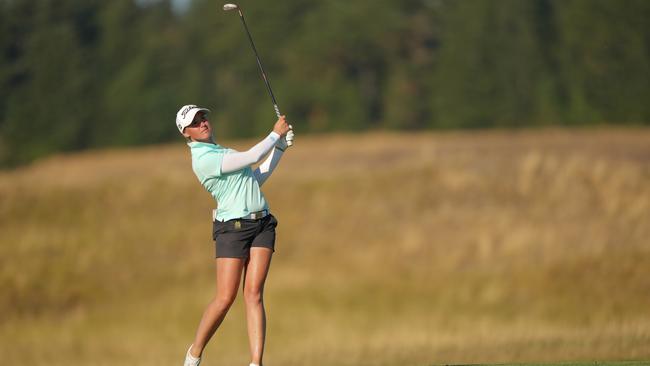 Kelsey Bennett watches her second shot at the 16th hole during the round of 16 at the 2022 U.S. Women's Amateur at Chambers Bay in University Place, Wash. on Thursday, Aug. 11, 2022. (Darren Carroll/USGA)