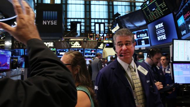 NEW YORK, NY - JULY 13: Traders work on the floor of the New York Stock Exchange on July 13, 2015 in New York City. The Dow Jones industrial average was up in morning trading on news of a potential bailout agreement in Greece and hints that there has been a deal reached in the nuclear talks with Iran. Spencer Platt/Getty Images/AFP == FOR NEWSPAPERS, INTERNET, TELCOS & TELEVISION USE ONLY ==